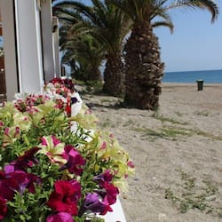 En la playa y playa de arena blanca