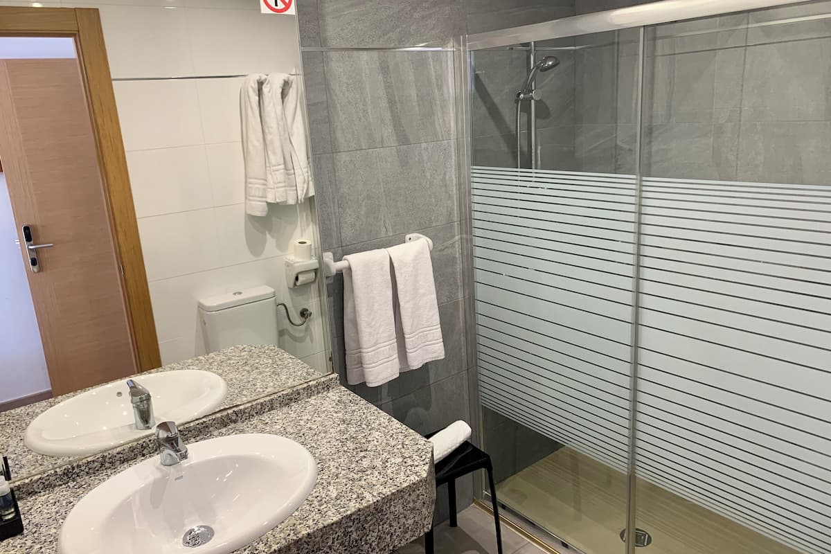 double room, sea view | bathroom | towels