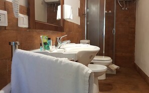 Deluxe-Vierbettzimmer | Badezimmer