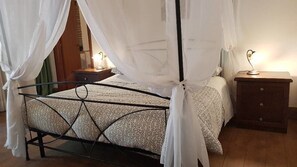 Chambre Deluxe Double ou avec lits jumeaux | Bureau, lits bébé (gratuits), lits pliants/supplémentaires