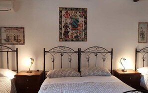Deluxe Quadruple Room | Desk, free cots/infant beds, rollaway beds, free WiFi - B&B Kephale (Catania)