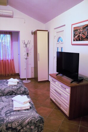 Apartment, Meerblick | Wohnzimmer | Flachbildfernseher