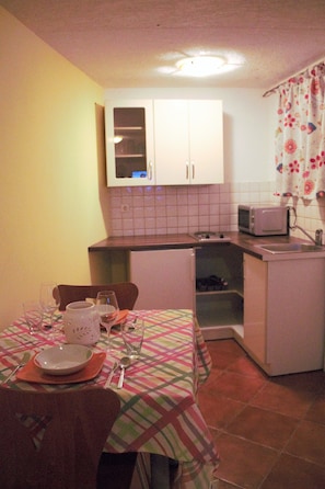 Căn hộ (Ground Floor) | Bếp riêng | Tủ lạnh, bếp nấu, dụng cụ nấu nướng/bát dĩa/dao nĩa 