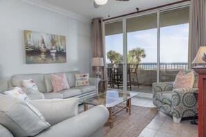 Condo, 2 Bedrooms | Living area