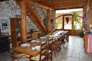 Breakfast, lunch, dinner served; local cuisine - Chambres d'Hôtes Ferme du Planet (Deux-Grosnes)