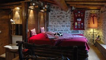 Triple Room, Non Smoking (L'étable) | Individually decorated, individually furnished, desk, blackout drapes