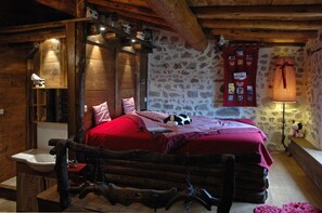 Triple Room, Non Smoking (L'étable) | Individually decorated, individually furnished, desk, blackout curtains - Chambres d'Hôtes Ferme du Planet (Deux-Grosnes)