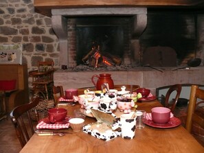 Free daily continental breakfast  - Chambres d'Hôtes Ferme du Planet (Deux-Grosnes)