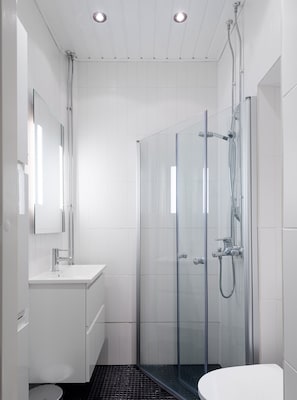 Studio (Loft bed) | Badezimmer | Dusche, Haartrockner, Bidet, Handtücher