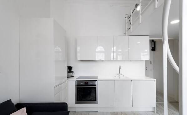 Refrigerador con freezer, microondas, horno, placa de cocina