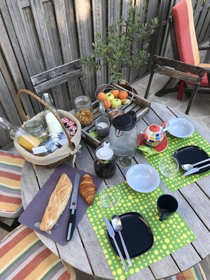 Daily continental breakfast (EUR 15 per person)