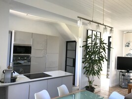 Grand réfrigérateur, micro-ondes, four, plaque de cuisson