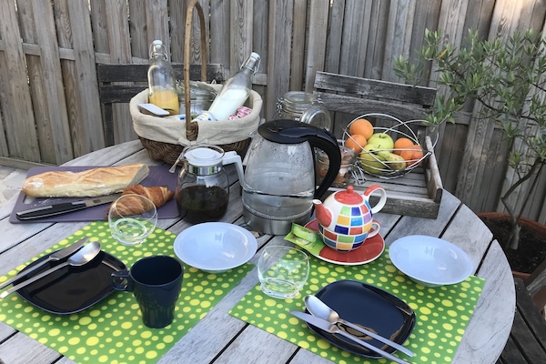 Daily continental breakfast (EUR 15 per person)