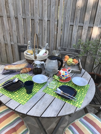 Daily continental breakfast (EUR 15 per person)