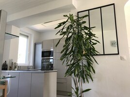 Grand réfrigérateur, micro-ondes, four, plaque de cuisson