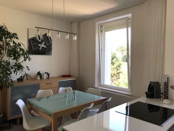 City-House | Essbereich im Zimmer