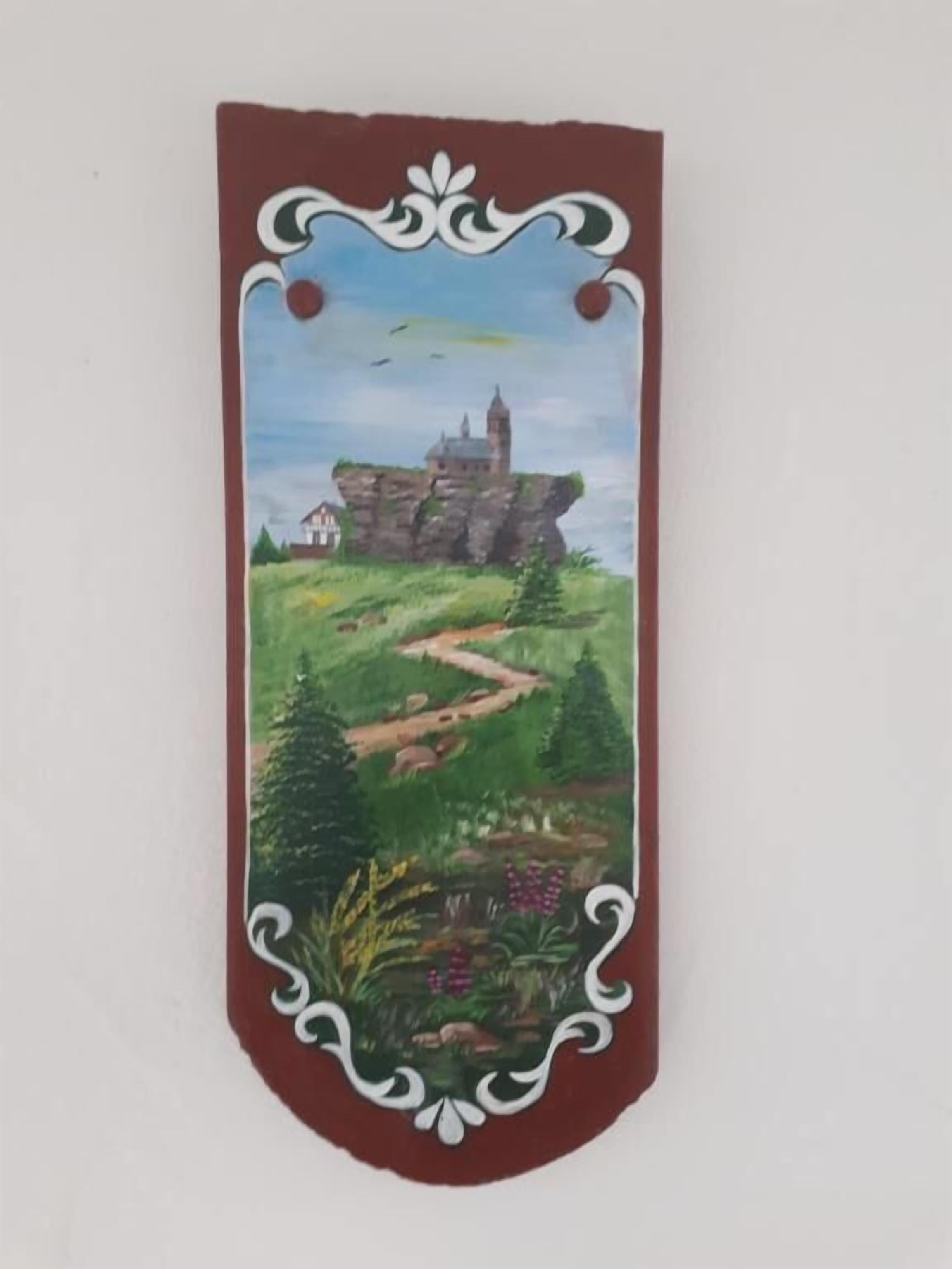 Una pintura vertical de un castillo en un acantilado, con un camino que lo lleva a él, rodeado de follaje y flores.