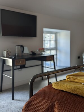 Premium bedding, desk, iron/ironing board - The Wolfe Inn Wolfscastle (Haverfordwest)
