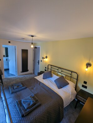 ห้องสแตนดาร์ดดับเบิล | 1 ห้องนอน, เครื่องนอนระดับพรีเมียม, โต๊ะทำงาน, เตารีด/โต๊ะรีดผ้า