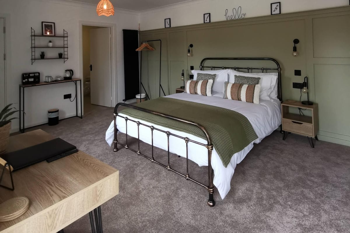 Camera familiare, 1 camera da letto | 1 camera, biancheria da letto di alta qualità, una scrivania