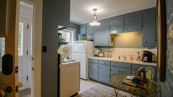 Signature Apartment, 1 King Bed with Sofa bed, Accessible, Garden View | Private kitchen | Full-size fridge, microwave, oven, stovetop