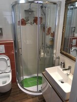 Dusche, kostenlose Toilettenartikel, Haartrockner, Handtücher