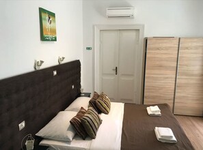 In-room safe, desk, soundproofing, free WiFi - Pula Antic Rooms in Center- Adults only (Pula)