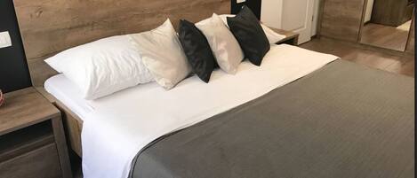 Kamer, 1 twee- of 2 eenpersoonsbedden | Een kluis op de kamer, een bureau, geluiddichte muren, gratis wifi