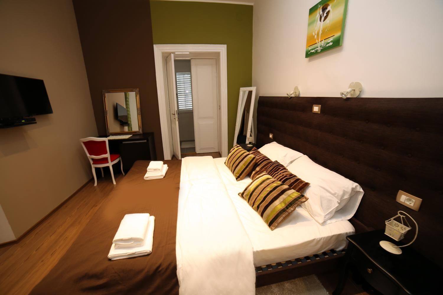 Caja de seguridad en la habitación y escritorio 