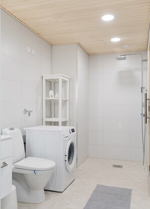 Superior-Studio, 1 Queen-Bett und Schlafsofa, Nichtraucher, Blick auf den Innenhof | Badezimmer | Dusche, Haartrockner, Bidet, Handtücher