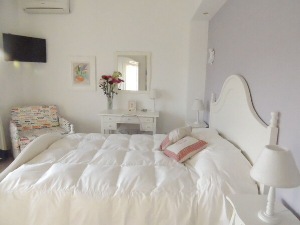 Chambre Triple | Matelas mémoire de forme, coffres-forts dans les chambres, bureau