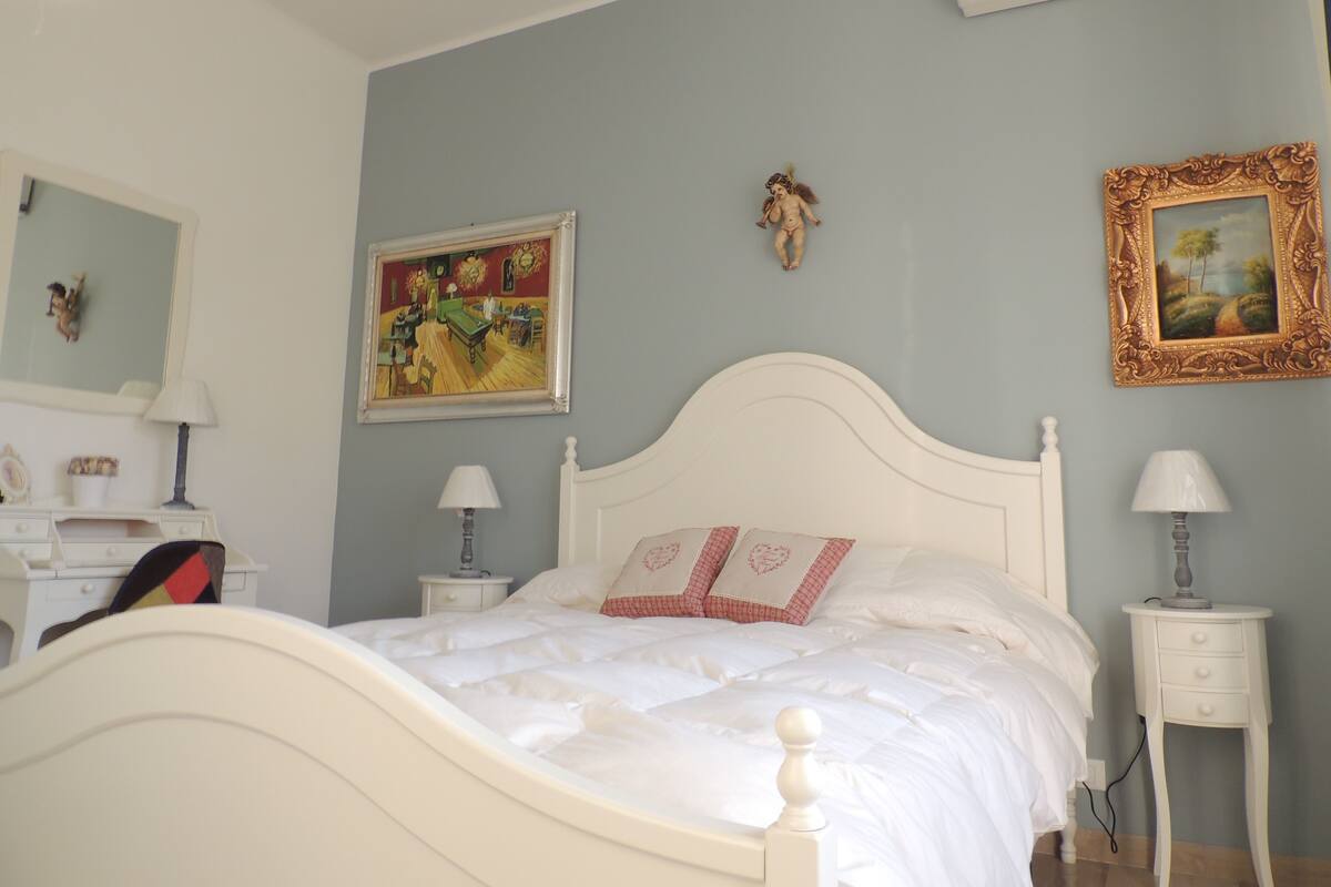 Memory foam beds, in-room safe, desk, WiFi (free)