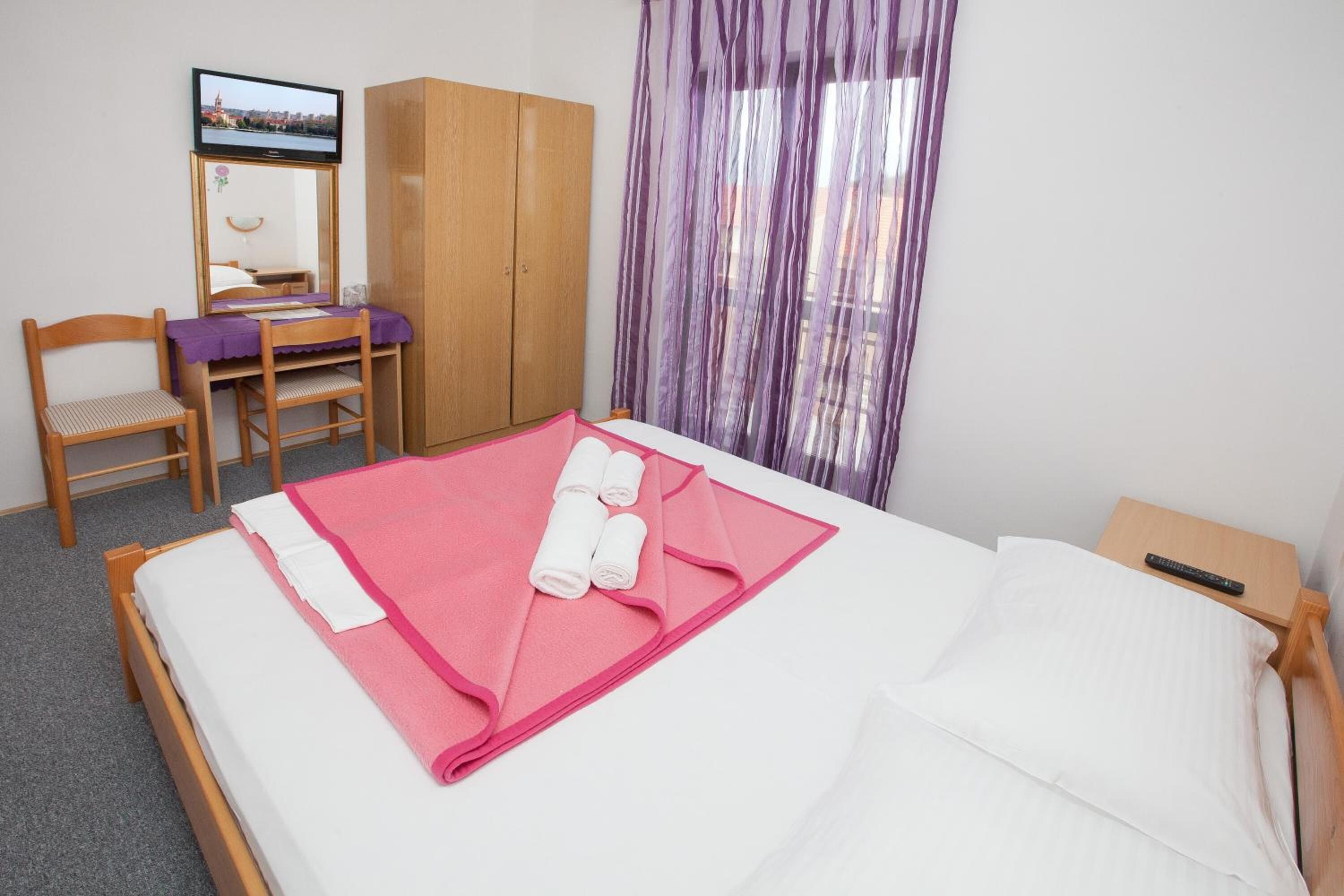 Caja de seguridad en la habitación, escritorio y wifi gratis 