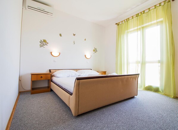 In-room safe, desk, free WiFi, bed sheets - Pansion Maria (Zadar)