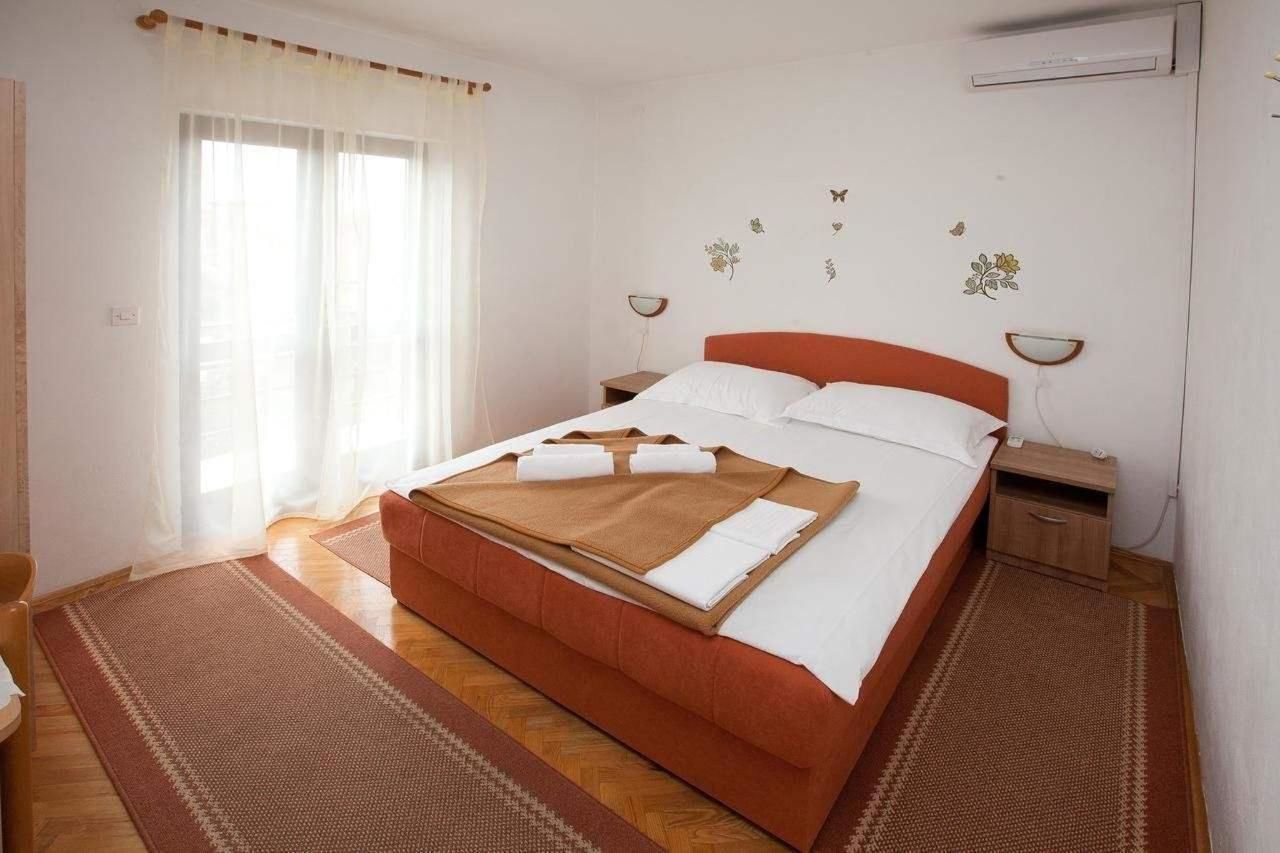 Suite Familiale, plusieurs lits, non-fumeurs | Coffres-forts dans les chambres, bureau, Wi-Fi gratuit, draps fournis