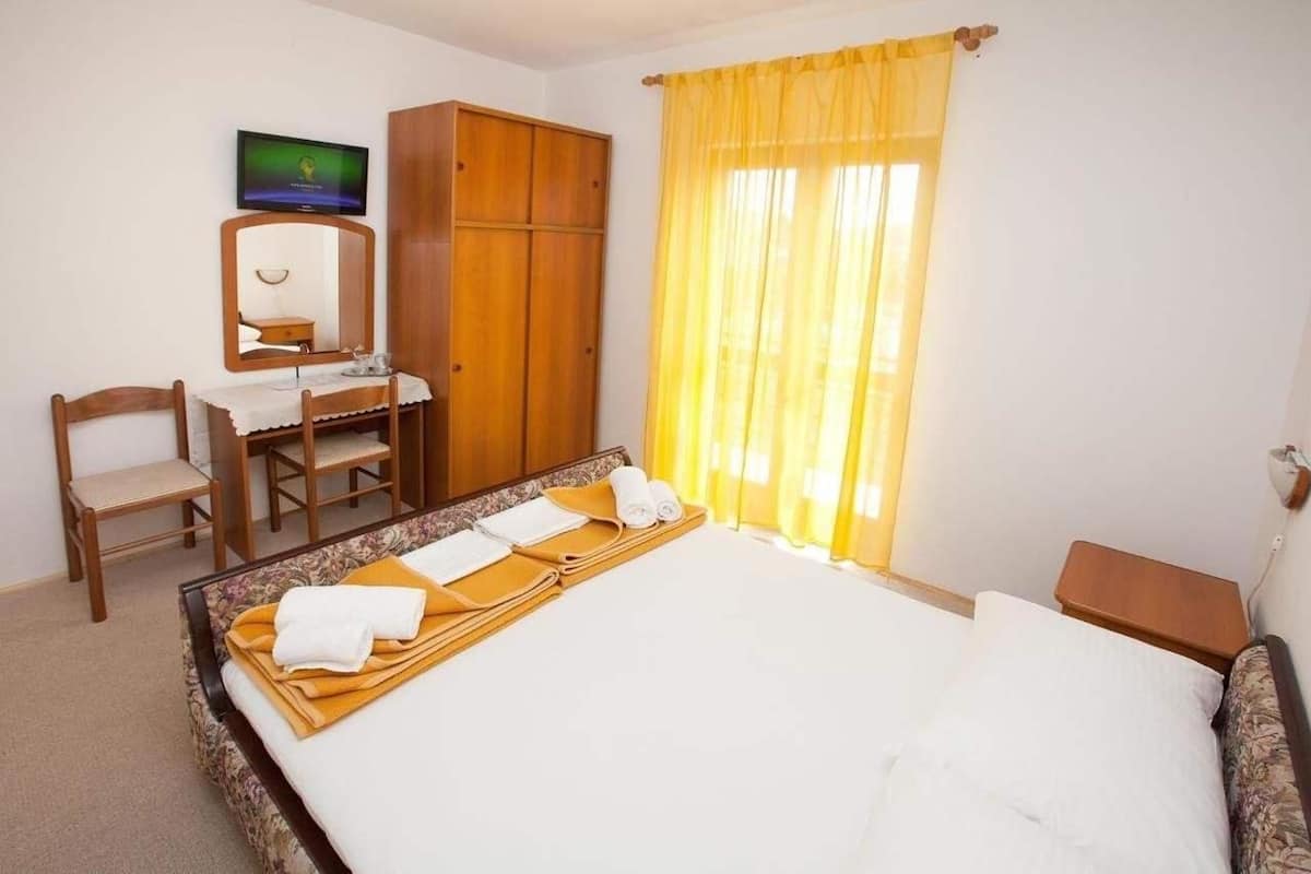 Chambre double, 1 lit double, non-fumeur | Coffre-fort, bureau, accès au Wi-Fi (inclus), literie fournie