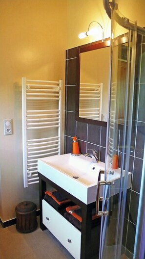 Comfort Double Room, Ensuite, Mountain View | Bathroom | Eco-friendly toiletries, hair dryer, slippers, towels