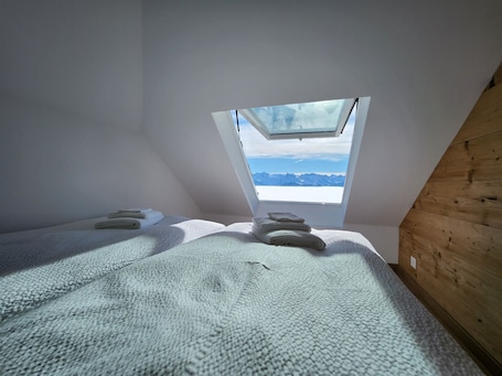 Egyptian cotton sheets, premium bedding, free WiFi, bed sheets. Hotel Bergsonne Rigi