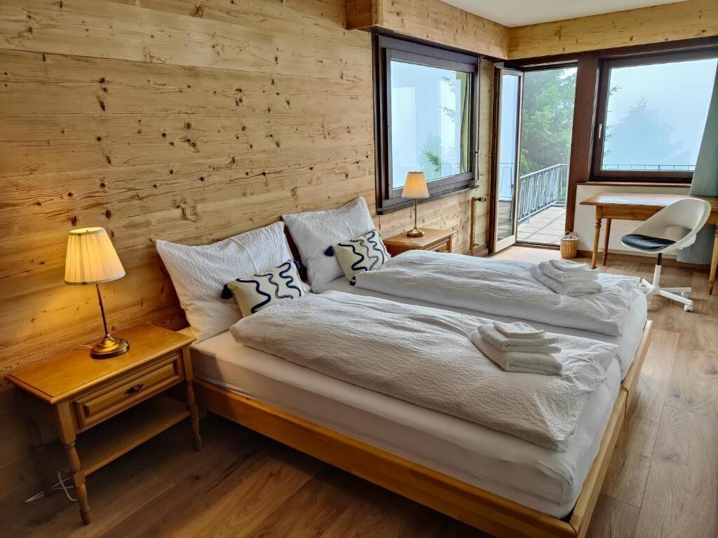 Superior Room with Balcony, Lake and Mountain View | Luxe beddengoed, individueel gedecoreerd, individueel gemeubileerd