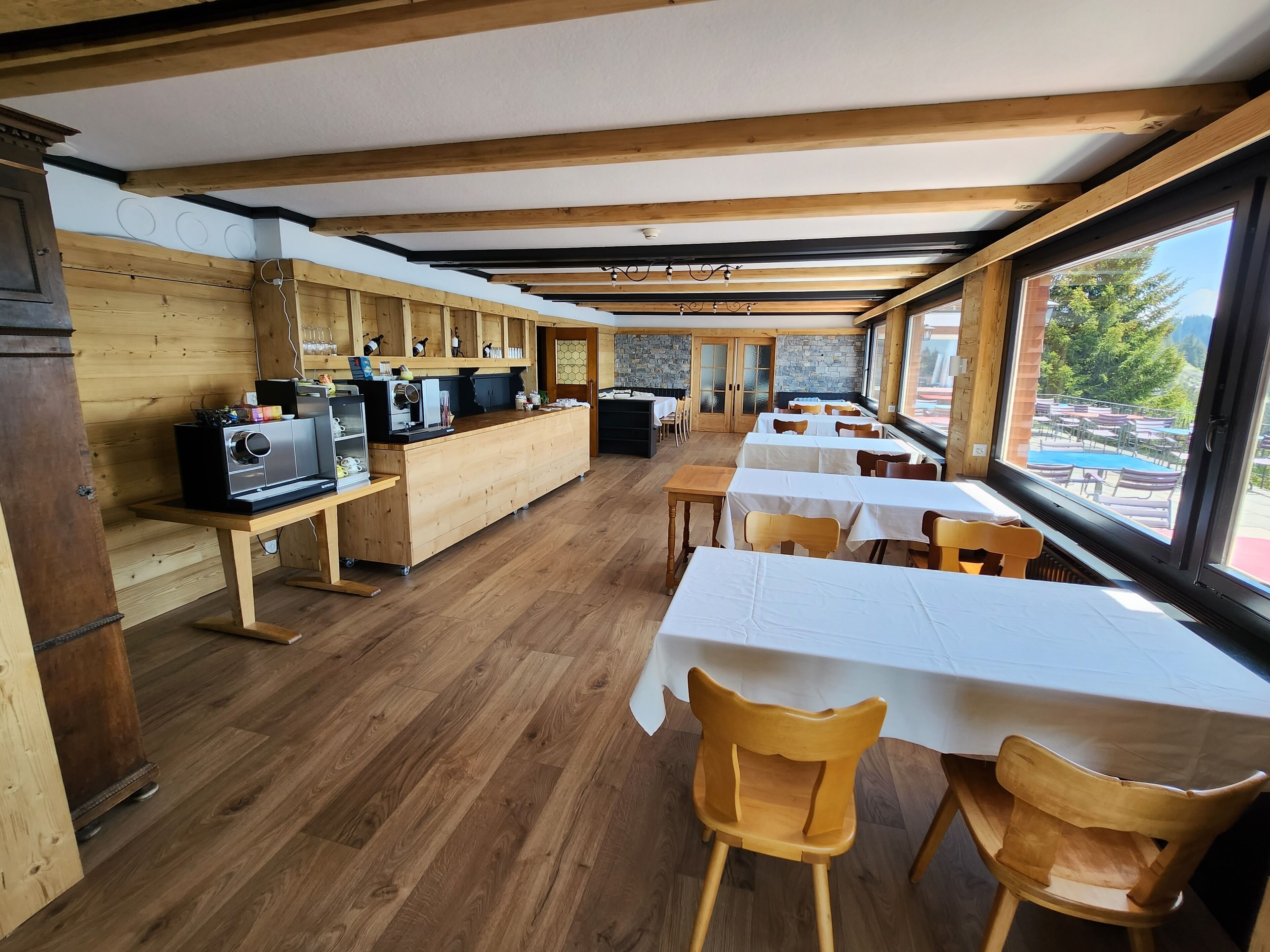 Der serveres frokost og aftensmad