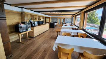 Der serveres frokost og aftensmad