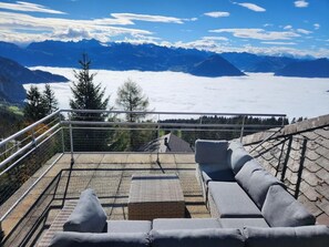 Exclusive Room with Private Rooftop Terrace, Outdoor Jacuzzi, Lake and Mountain View | Sengetøy av topp kvalitet, skrivebord og skrivebord for bærbar PC