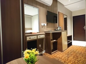 Minibar, Zimmersafe, Verdunkelungsvorhänge, Bügeleisen/Bügelbrett