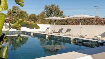 Piscine extérieure, parasols de plage, chaises longues