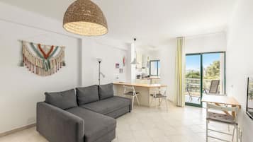 Safe på rommet, skrivebord og skrivebord for bærbar PC