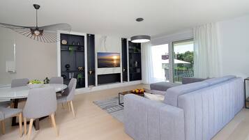 Departamento, 2 habitaciones, vista al mar | Sala de estar | Televisión de pantalla plana