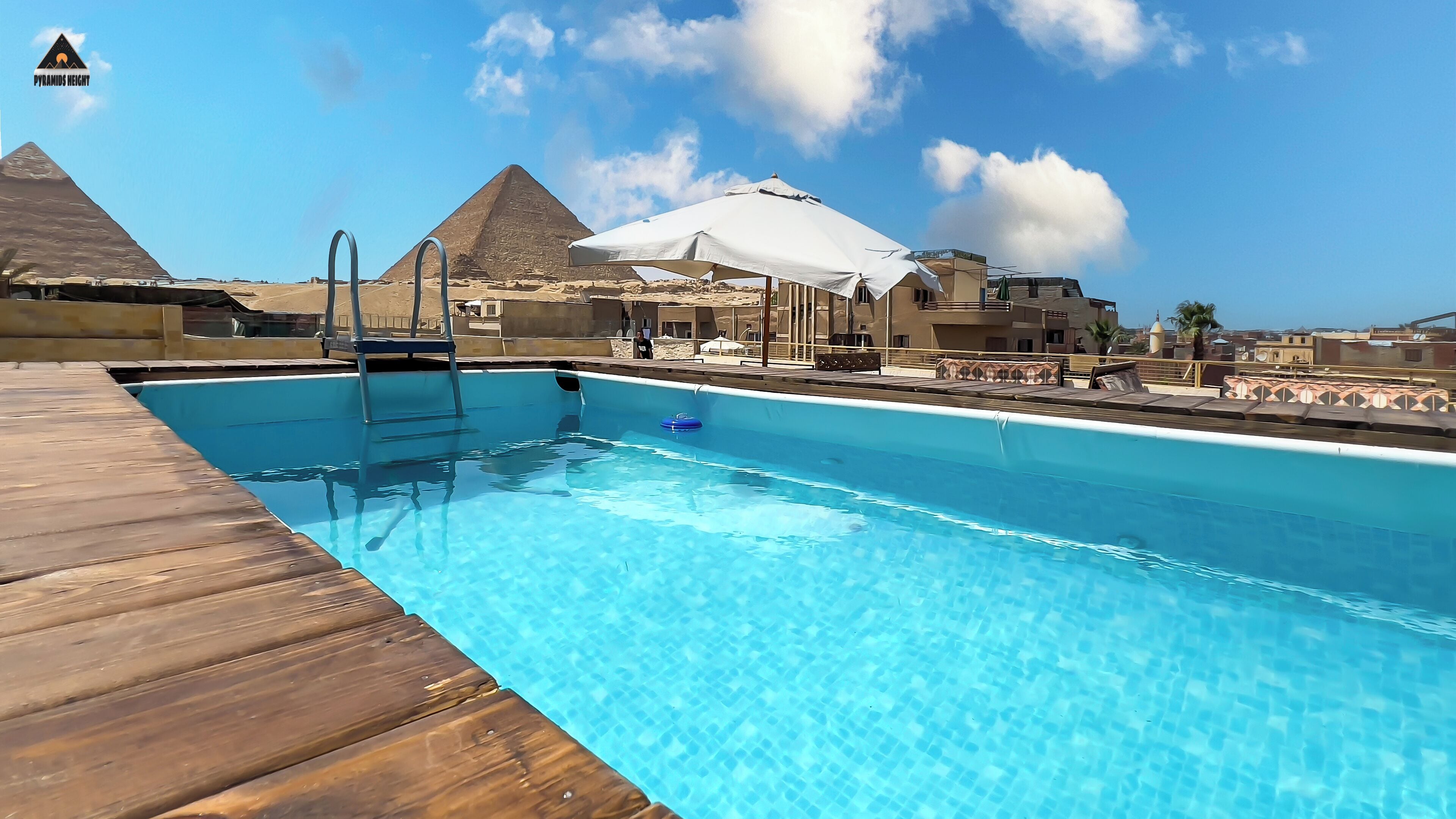 Una piscina al aire libre, socorrista en las instalaciones