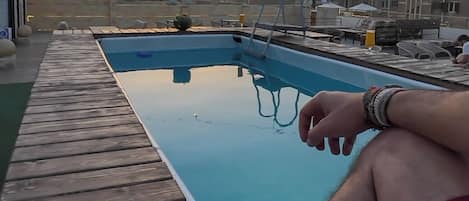 Piscina all'aperto, servizio di salvamento in loco