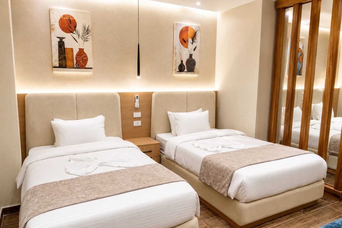Habitación triple Premium, varias camas | Colchones viscoelásticos, minibar, cortinas opacas