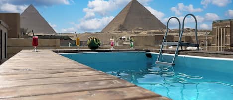 Una piscina al aire libre, guardavidas en la propiedad